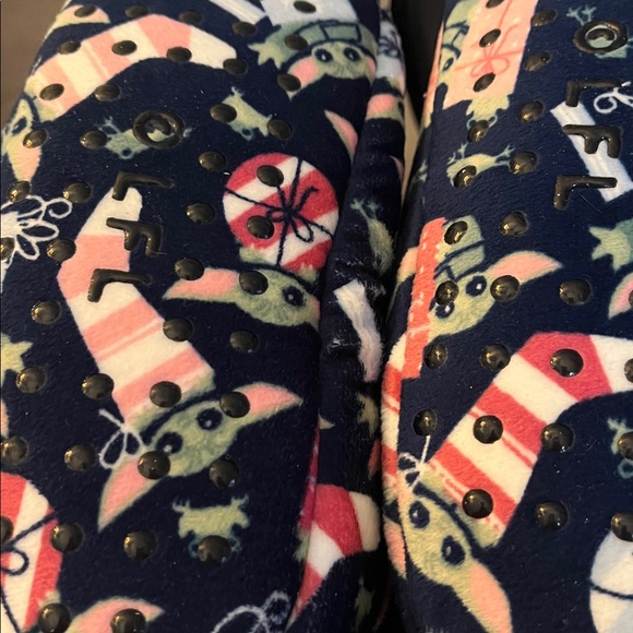 Cozy Character Slippers washed never used size 6/7! - Picture 2 of 2